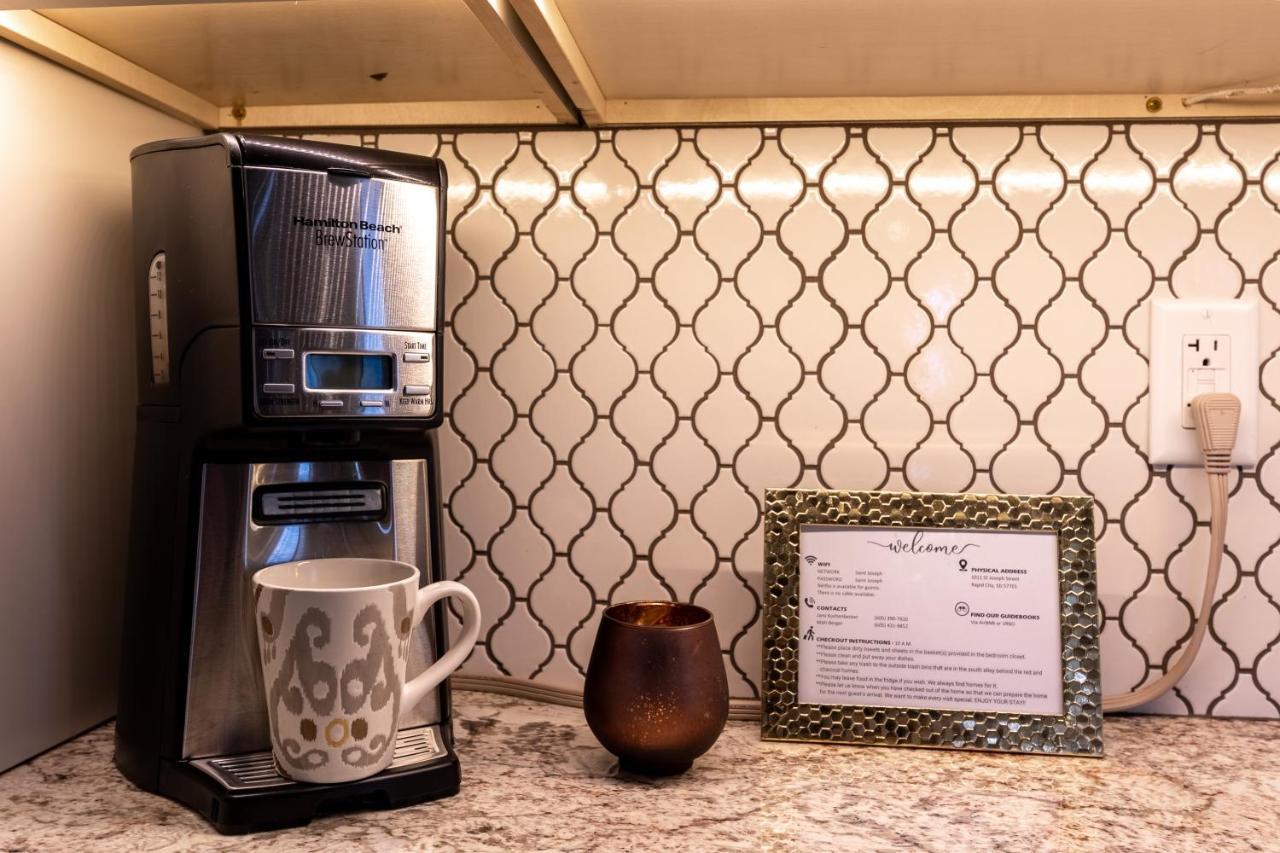 Holiday home Luxury W/ Private Patio Mins Away From Dt Rc *